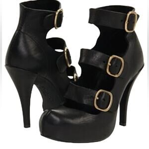Pedro García Cheyne Black Leather Gold Buckle Heels size 39.5 US size 9.5
